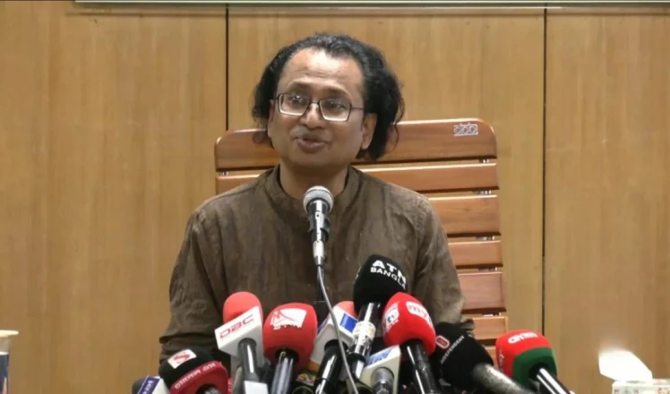 দেশের স্বার্থ অক্ষুণ্ন রেখে সবার সঙ্গে কাজ করবে বাংলাদেশ: তথ্য উপদেষ্টা