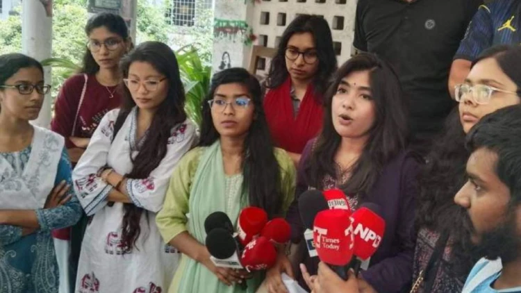 ঢাবিতে নারী হেনস্তার প্রতিবাদে স্মারকলিপি প্রদান