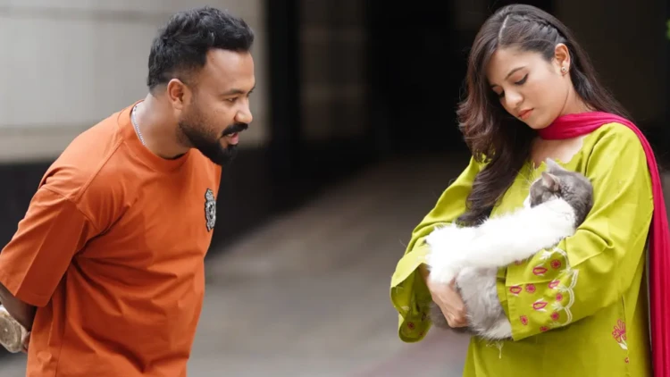 পলাশের সঙ্গে নজর কাড়লেন, কে এই তরুণী