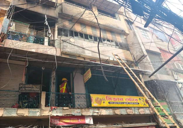 পুরান ঢাকার চকবাজারে হাজী আবুল বাশার সুপার মার্কেটের আগুন নিয়ন্ত্রণে