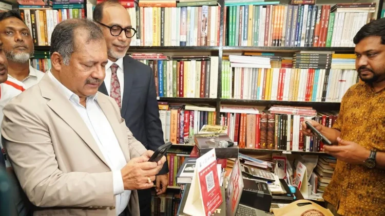 ‘বাংলা কিউআর’ স্ক্যান করে বই কিনলেন তথ্যমন্ত্রী