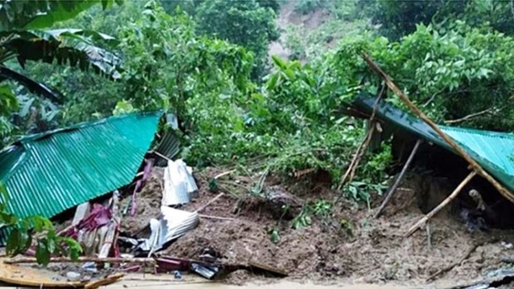 কক্সবাজারে পাহাড় ধসে মৃতের সংখ্যা বেড়ে ১১