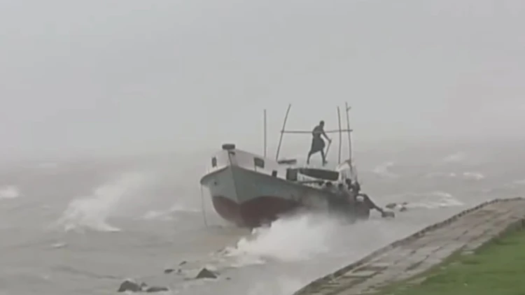 ভোলায় বৈরী আবহাওয়ায় ৫ রুটে লঞ্চ চলাচল বন্ধ; মেঘনা বিপৎসীমার ওপরে
