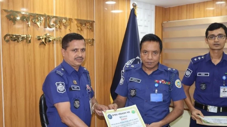বরগুনা জেলায় শ্রেষ্ঠ ওসি বেতাগী থানার মো: হারুন