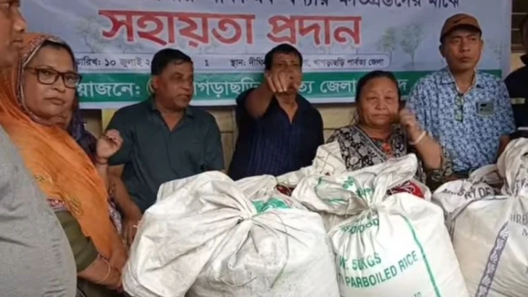 দীঘিনালায় বন্যাদুর্গত পরিবারের পাশে জেলা পরিষদ