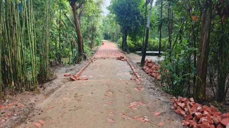 দোয়ারাবাজারে সড়ক নির্মাণে অনিয়ম, ক্ষুব্ধ এলাকাবাসী