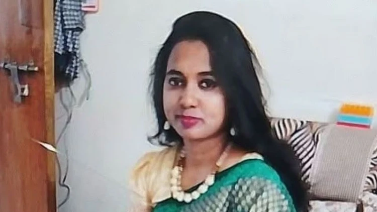 ছাত্রীর মায়ের দায়ের কোপে স্কুলশিক্ষিকার আঙুল বিচ্ছিন্ন