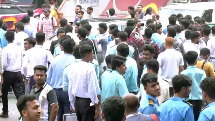 শিক্ষামন্ত্রীর পদত্যাগের দাবিতে উত্তরায় শিক্ষার্থীদের সড়ক অবরোধ