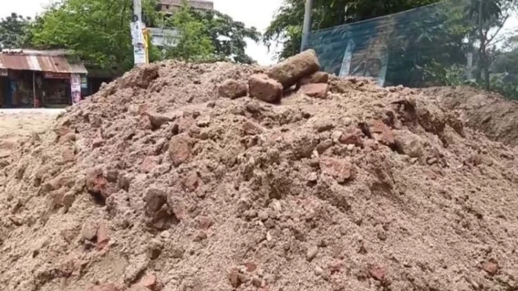 গোদাগাড়ীতে সড়ক নির্মাণে অনিয়ম, কাজ বন্ধ