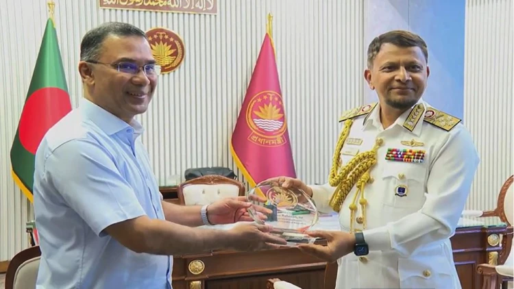 প্রধানমন্ত্রীর সঙ্গে বিদায়ী নৌবাহিনী প্রধানের সৌজন্য সাক্ষাৎ