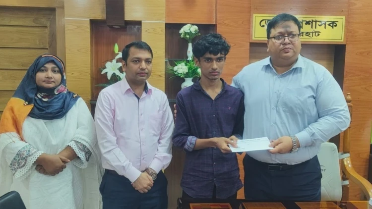 সংবাদ প্রকাশের পর জেলা প্রশাসনের সহায়তা পেল সেই ইকন