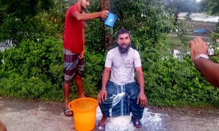 সাতক্ষীরায় ১ মণ দুধ দিয়ে গোসল করে জামায়াত নেতার পদত্যাগ