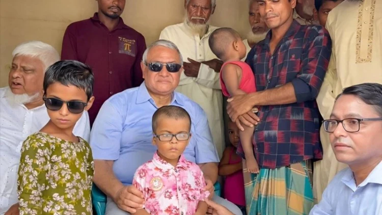 জন্মান্ধ পরিবারের পাশে এমপি নাসের রহমান