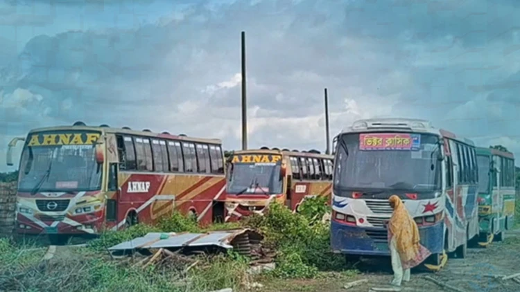 সুবিধার অভাবে খালি পড়ে আছে পূর্বাচল বাস ডিপো, মহাখালীতে সড়কেই পার্কিং