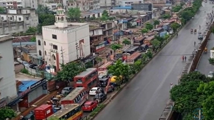 রামপুরা-নতুনবাজার সড়কে ভয়াবহ যানজট, ভোগান্তিতে যাত্রীরা
