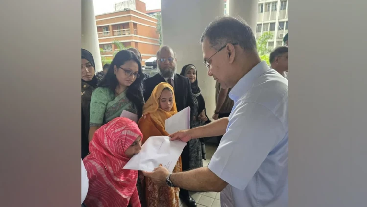 বিশেষ চাহিদাসম্পন্ন ৩ জনকে নিয়োগপত্র তুলে দিলেন প্রধানমন্ত্রী তারেক রহমান