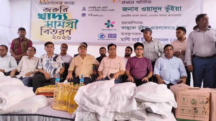 দীঘিনালায় বন্যাদুর্গতদের মাঝে ত্রাণ বিতরণ