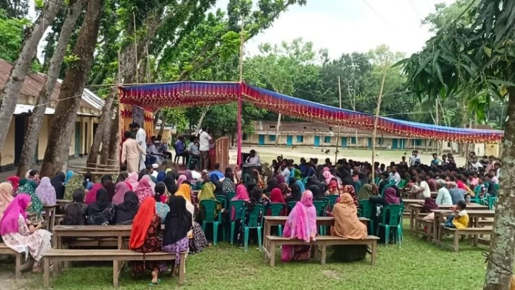 ক্লাস ফেলে সমাবেশ, পাঠদান বন্ধে এলাকাবাসীর ক্ষোভ