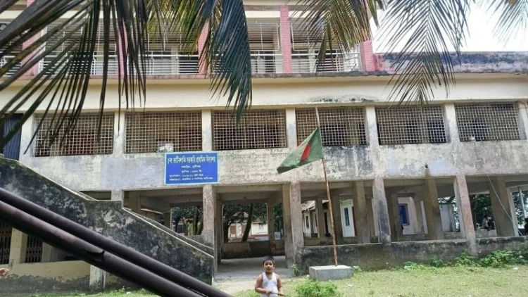 গজারিয়ায় এক শিক্ষকের কাঁধে ৫৪ শিক্ষার্থীর ভবিষ্যৎ
