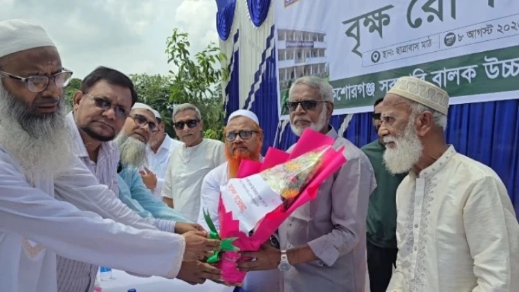সবুজে সাজল কিশোরগঞ্জের ঐতিহ্যবাহী ছাত্রাবাস