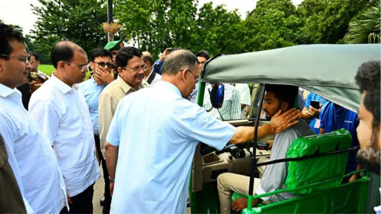 জুলাই যোদ্ধাদের অটোরিকশা ও রিকশা উপহার দিলেন প্রধানমন্ত্রী তারেক রহমান