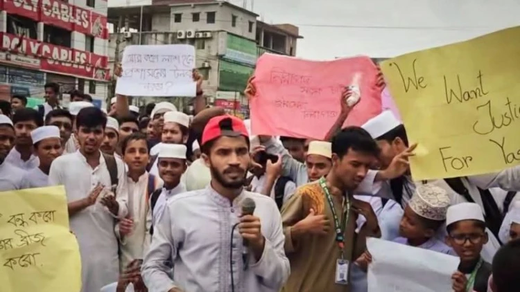 টঙ্গীতে শিক্ষার্থী নিহতের ঘটনায় মহাসড়ক অবরোধ