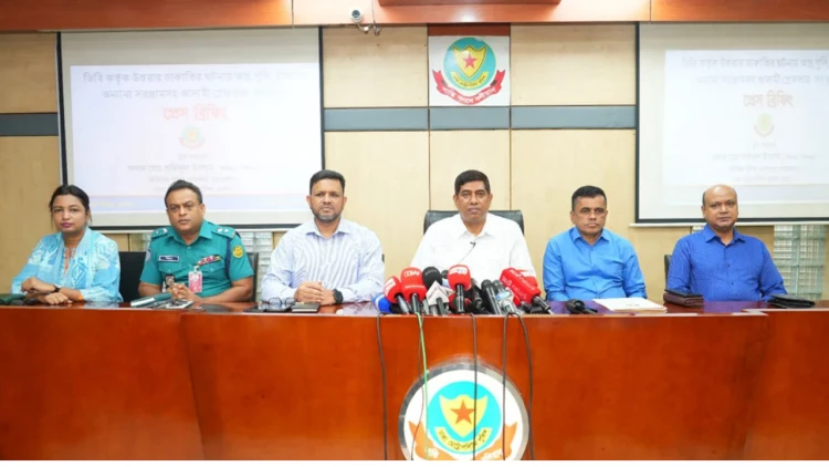 র্যাবের ভেস্ট ও অস্ত্র দেখিয়ে ডাকাতি: চক্রের ৫ সদস্যকে গ্রেপ্তার করল ডিবি