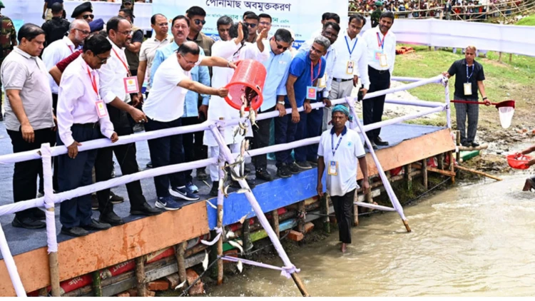 কিশোরগঞ্জে মাছের পোনা অবমুক্ত করলেন প্রধানমন্ত্রী