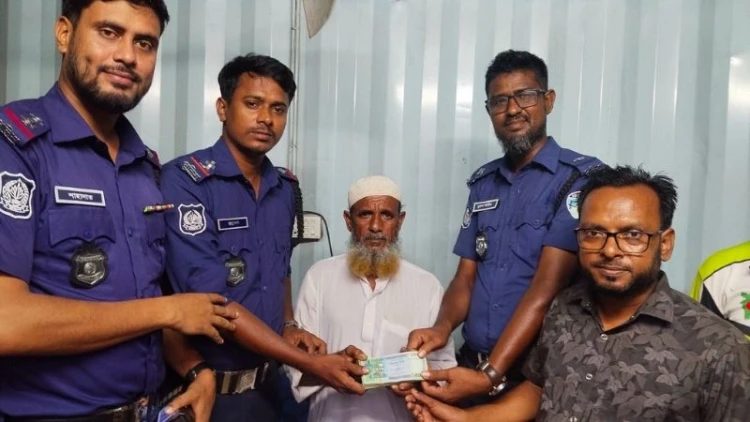 ব্রাহ্মণবাড়িয়ায় বৃদ্ধের হারানো টাকা ফেরত দিল পুলিশ