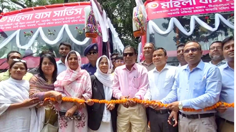 বগুড়ায় প্রথম বিআরটিসির ‘মহিলা বাস সার্ভিস’ চালু, চালক-স্টাফ সবাই নারী