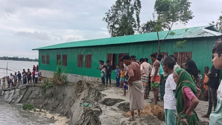 তিস্তার ভাঙন থেকে রক্ষা পেল না সুন্দরগঞ্জের বিদ্যালয়