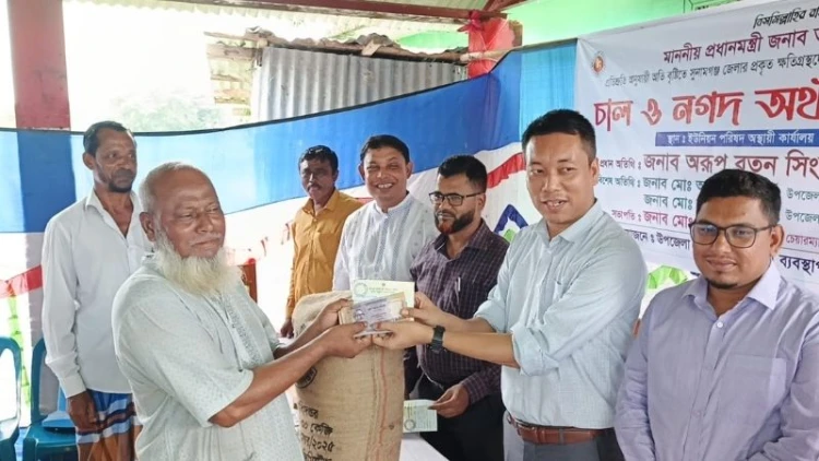 দোয়ারাবাজারে ক্ষতিগ্রস্ত কৃষকদের মাঝে প্রধানমন্ত্রীর সহায়তা বিতরণ
