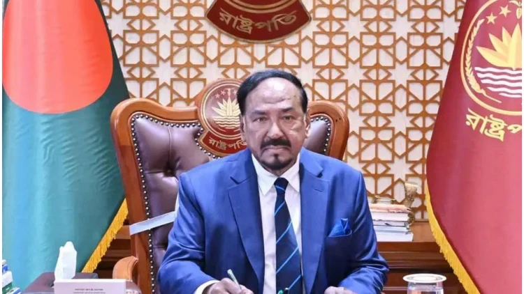 বঙ্গভবন ছাড়লেন অস্থায়ী রাষ্ট্রপতি হাফিজ উদ্দিন আহমদ