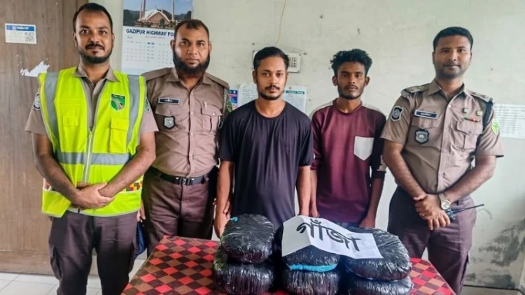 ‘লাল সবুজ’ পরিবহন থেকে গাঁজা উদ্ধার, চালক-হেলপার গ্রেপ্তার