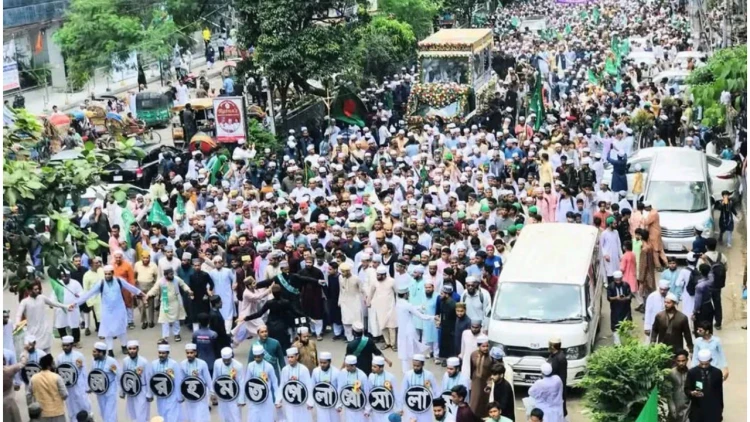 পবিত্র ঈদে মিলাদুন্নবী উপলক্ষে রাজধানীতে বর্ণাঢ্য ‘জশনে জুলুস’ অনুষ্ঠিত
