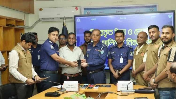 হবিগঞ্জে ৮.৬১ লাখ টাকা ও ৩১ মোবাইল ফেরত দিল পুলিশ