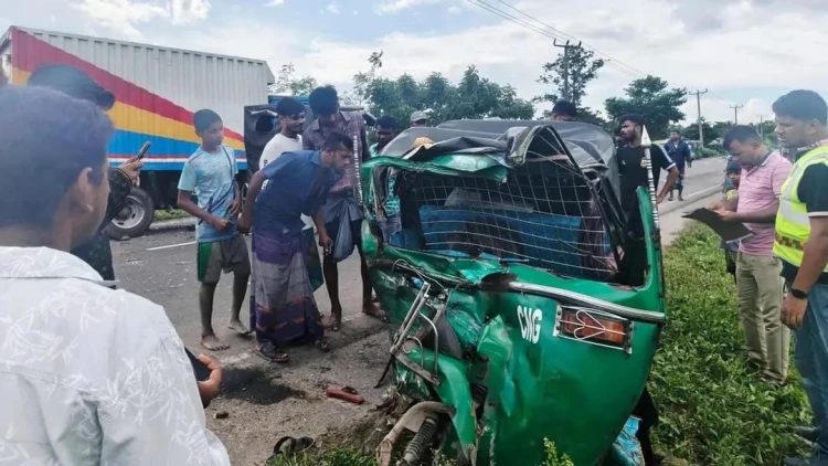 কটিয়াদীতে কাভার্ডভ্যান ও সিএনজি সংঘর্ষে শিশুসহ নিহত ৩, আহত ৩