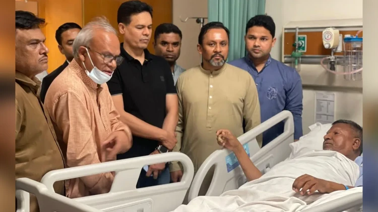 হাসপাতালে আহত প্রতিমন্ত্রী আবুল বারীকে দেখতে গেলেন রুহুল কবির রিজভী
