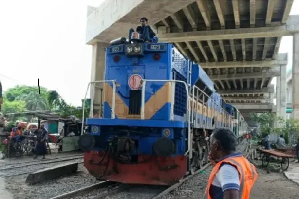 কারওয়ান বাজারে ট্রেনের ধাক্কায় অজ্ঞাত ব্যক্তির মৃত্যু