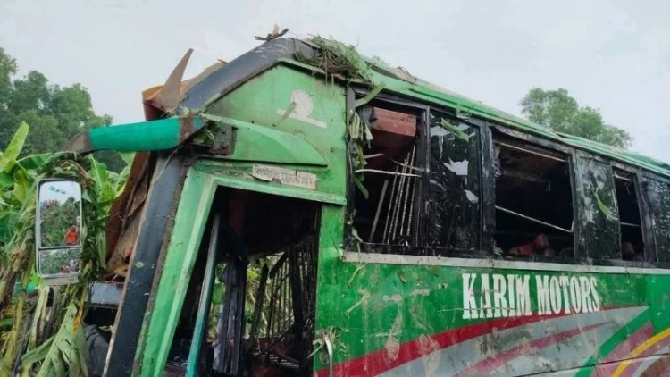 মুকসুদপুরে বাস নিয়ন্ত্রণ হারিয়ে খাদে, নিহত ৩