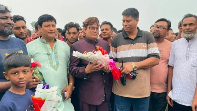 প্রতারণায় অভিযুক্তকে ফুলেল শুভেচ্ছা: খোকসার ওসিকে নিয়ে বিতর্ক