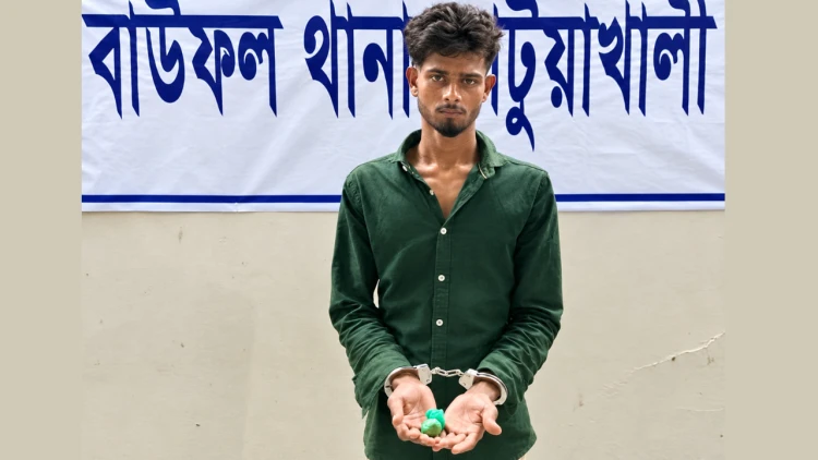 বাউফলে ১০০ পিস ইয়াবাসহ তরুণ গ্রেপ্তার, সহযোগী পলাতক