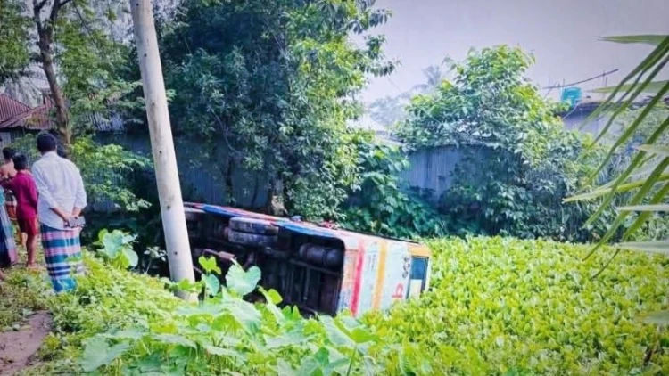 গাজীপুরে শ্রমিকবাহী বাস উল্টে আহত ১৫