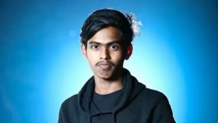 নারীকে বাঁচাতে গিয়ে প্রাণ গেল বাইকচালকের