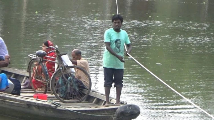 দড়ি টেনে খেয়া পারাপারে চলছে প্রতিবন্ধী জনির জীবন সংগ্রাম