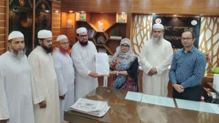 কাদিয়ানীদের অমুসলিম ঘোষণার দাবিতে কিশোরগঞ্জ ডিসিকে স্মারকলিপি প্রদান