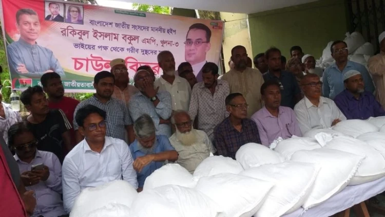 খুলনায় হুইপ বকুলের পক্ষে দুস্থ পরিবারের মাঝে চাউল বিতরণ