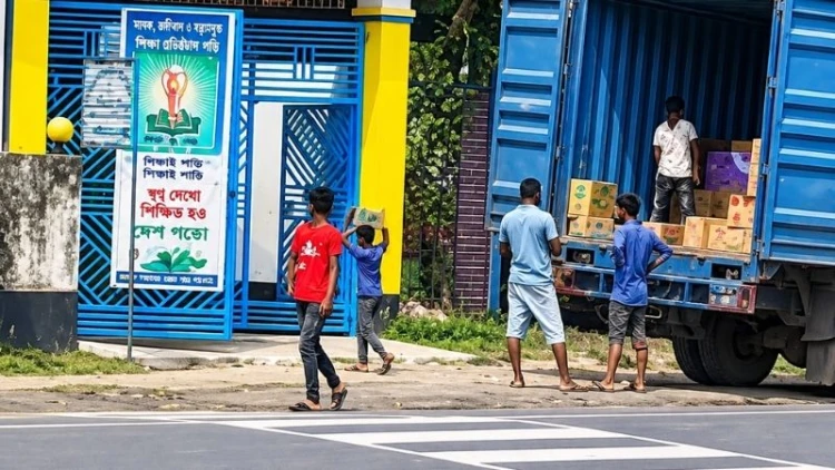 কটিয়াদীতে শিক্ষার্থীদের দিয়ে খাদ্যসামগ্রী নামানোর অভিযোগ