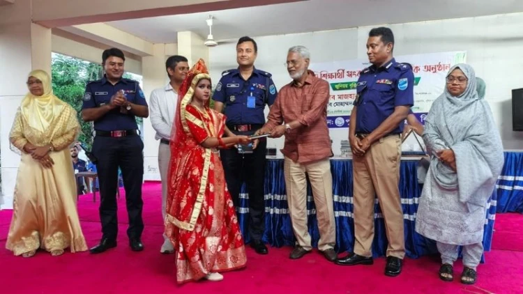 কিশোরগঞ্জ পুলিশ লাইন্স হাই স্কুলের কৃতি শিক্ষার্থীদের সংবর্ধনা
