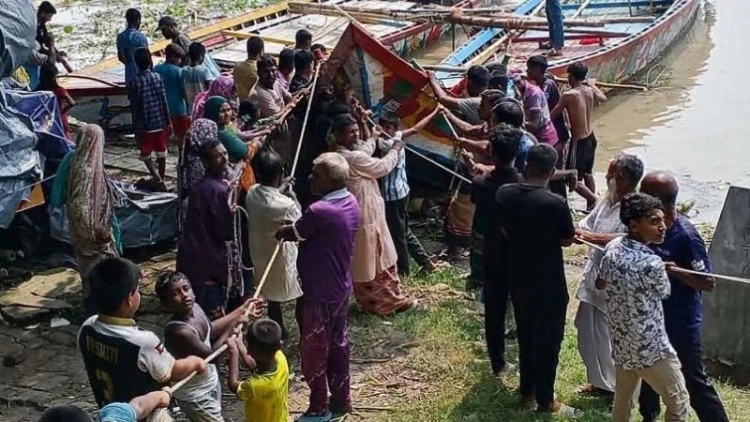 আকস্মিক ঝড়ে পদ্মায় ডুবেছে অর্ধশত নৌকা